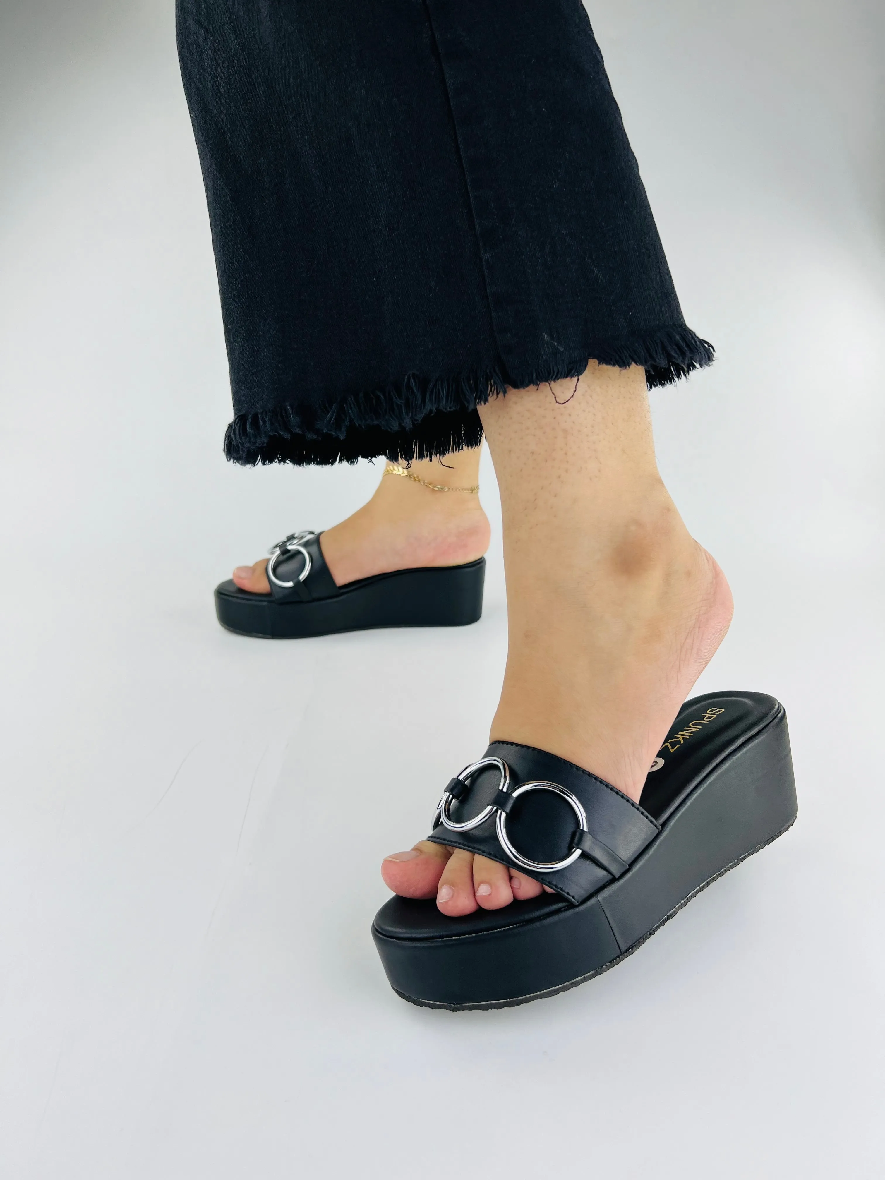 Spunkz Chain Link Wedge Slides in Black